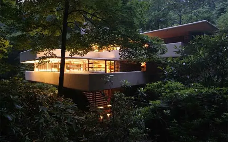 Casa da Cascata de Frank Lloyd Wright integrada à pedra, árvores e água