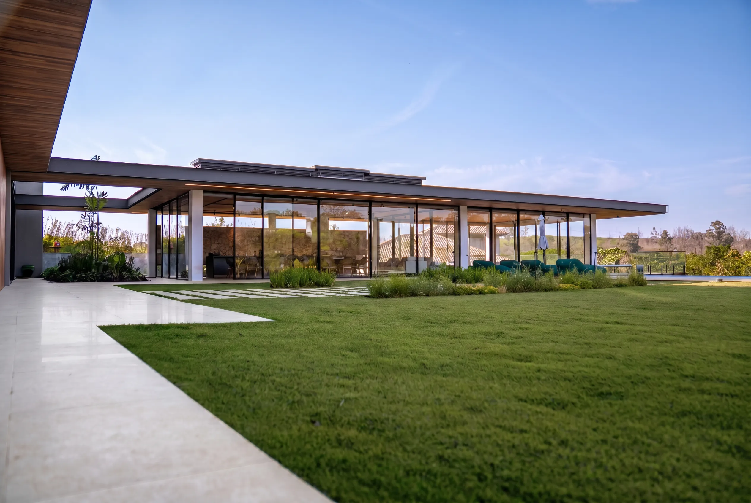 Área externa da Casa Hof com piscina, deck, vidro e arquitetura de alto padrão em Steel Frame