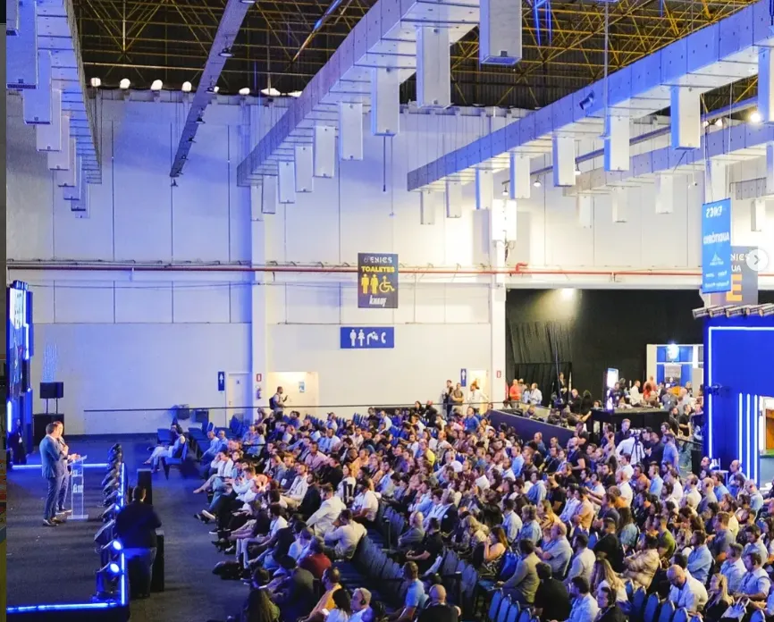 Auditório do ENICS durante apresentação sobre Steel Frame e construção a seco — evento nacional de inovação construtiva