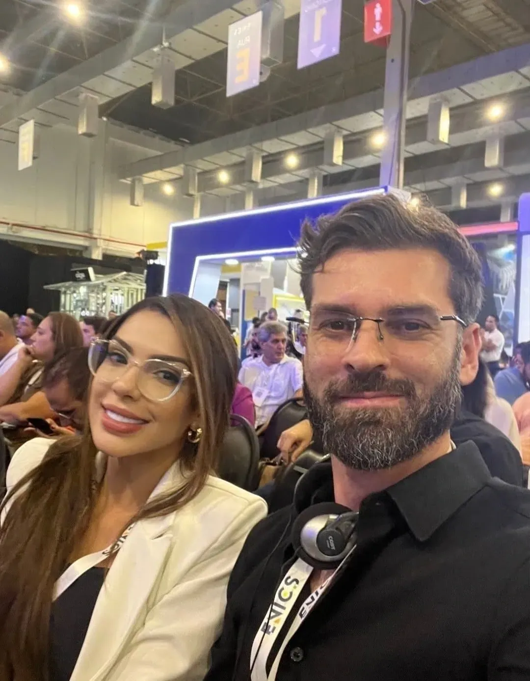 Felipe Rodrigues e Julie Marques Schultz, sócios da 8HAUS Arquitetura, durante premiação no ENICS