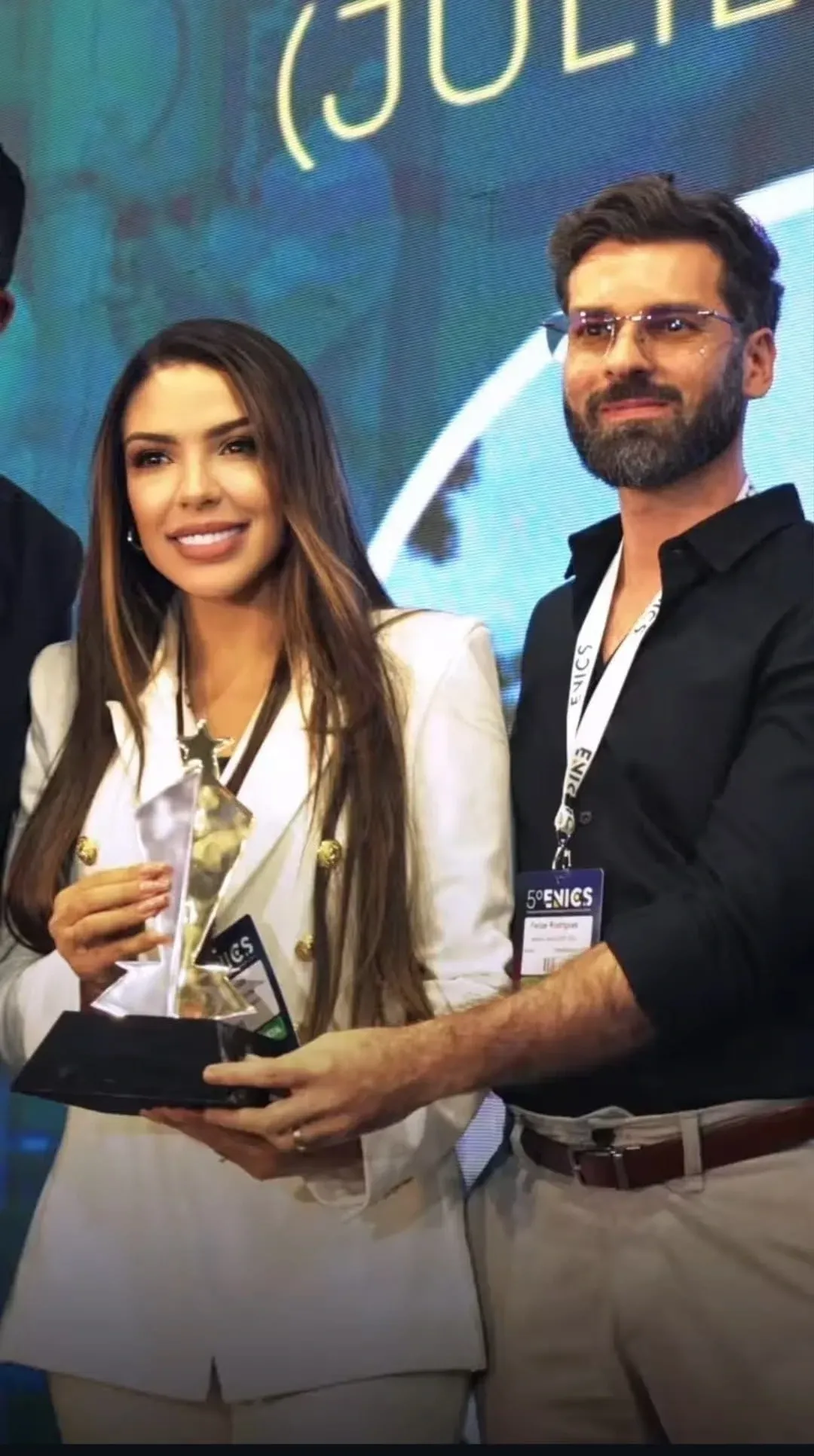 Premiação da 8HAUS no ENICS pela melhor obra residencial do ano em Steel Frame — Felipe Rodrigues e Julie Marques Schultz