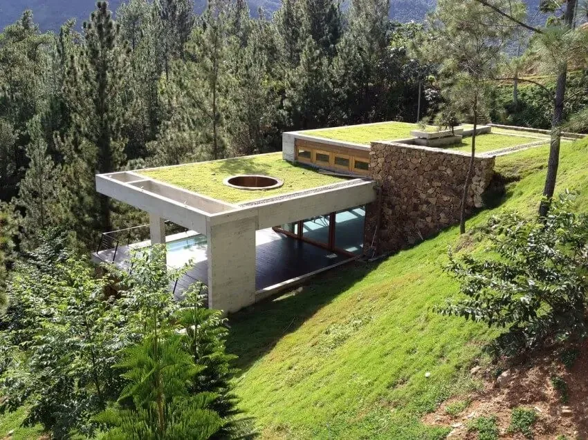 Terreno residencial com vegetação analisado para compra, topografia, insolação e potencial construtivo